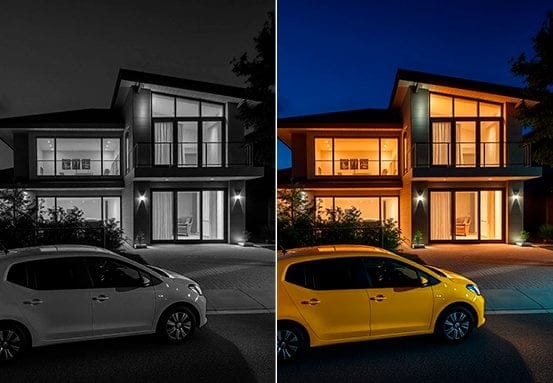 Comparação ilustrativa de uma casa e um veículo à noite: imagem convencional em preto e branco e imagem colorida em baixa luminosidade